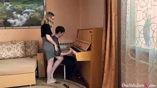 Учительница музыки сняла на телефон как трахает своего ученика